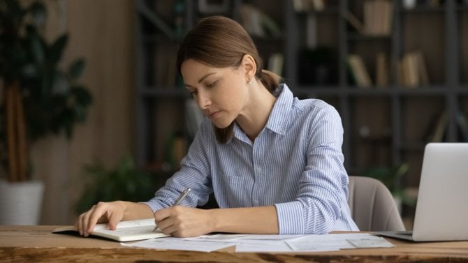 Žena v kanceláři u notebooku