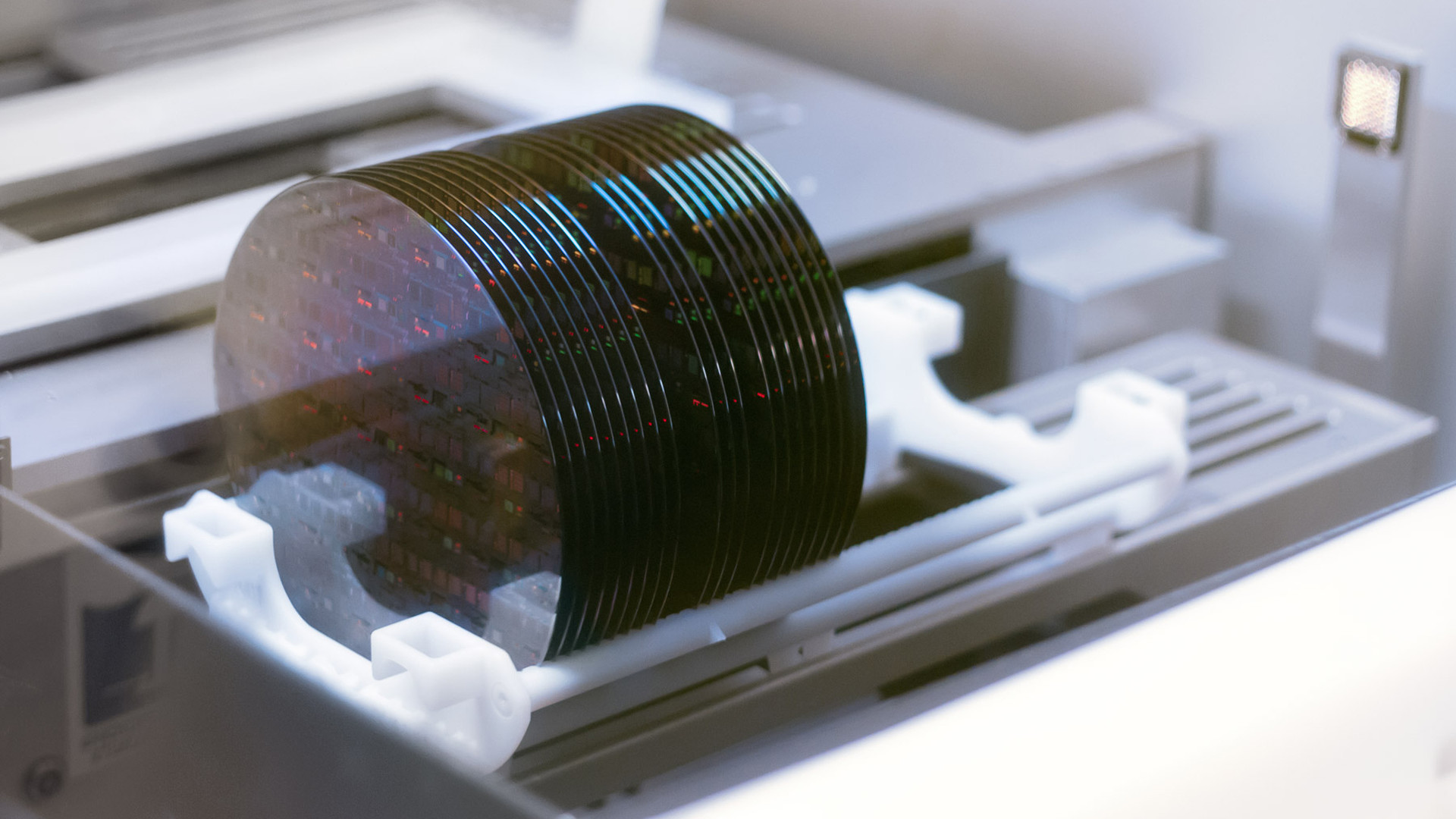 Křemíkové wafery v továrně na čipy