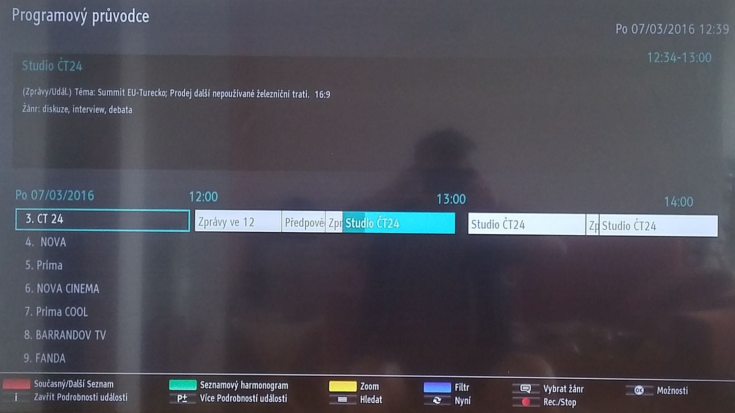 Stále jsme u prvního náhledu, ale s podrobnějším popisem k pořadu. Sledujte (i na dalších snímcích), jak od teď postupně nabíhá programová nabídka bez ohledu na multiplex...