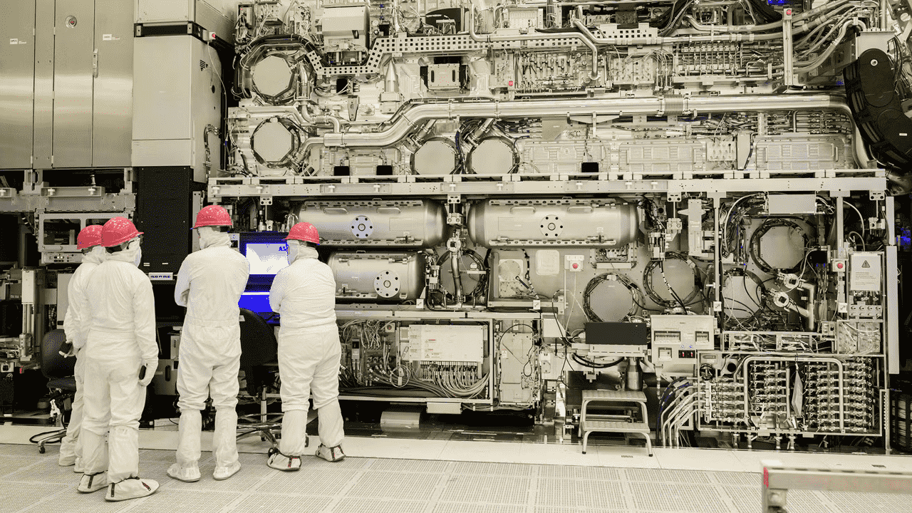 High-NA EUV stroj ASML EXE:5000 v továrně Intelu Fab 25 v Oregonu