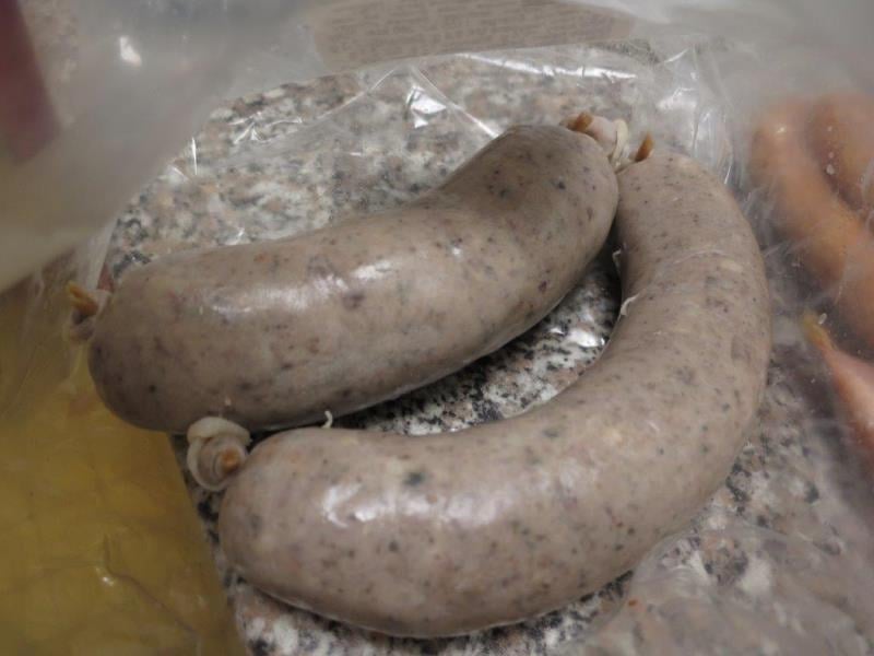 JEDNOTA, spotřební družstvo Nová Paka, Týniště nad Orlicí: Jitrnice výběr špejlované - povrch výrobku byl lepkavý a oslizlý a zapáchal po kažení. Při kontrole nebyly zjištěny nevyhovující teploty skladování tohoto výrobku. Kontrolovaná osoba nebyla schopna doložit, kdy byl obal výrobku otevřen. Na obale bylo uvedeno: Po otevření obalu spotřebujte do 1 dne.