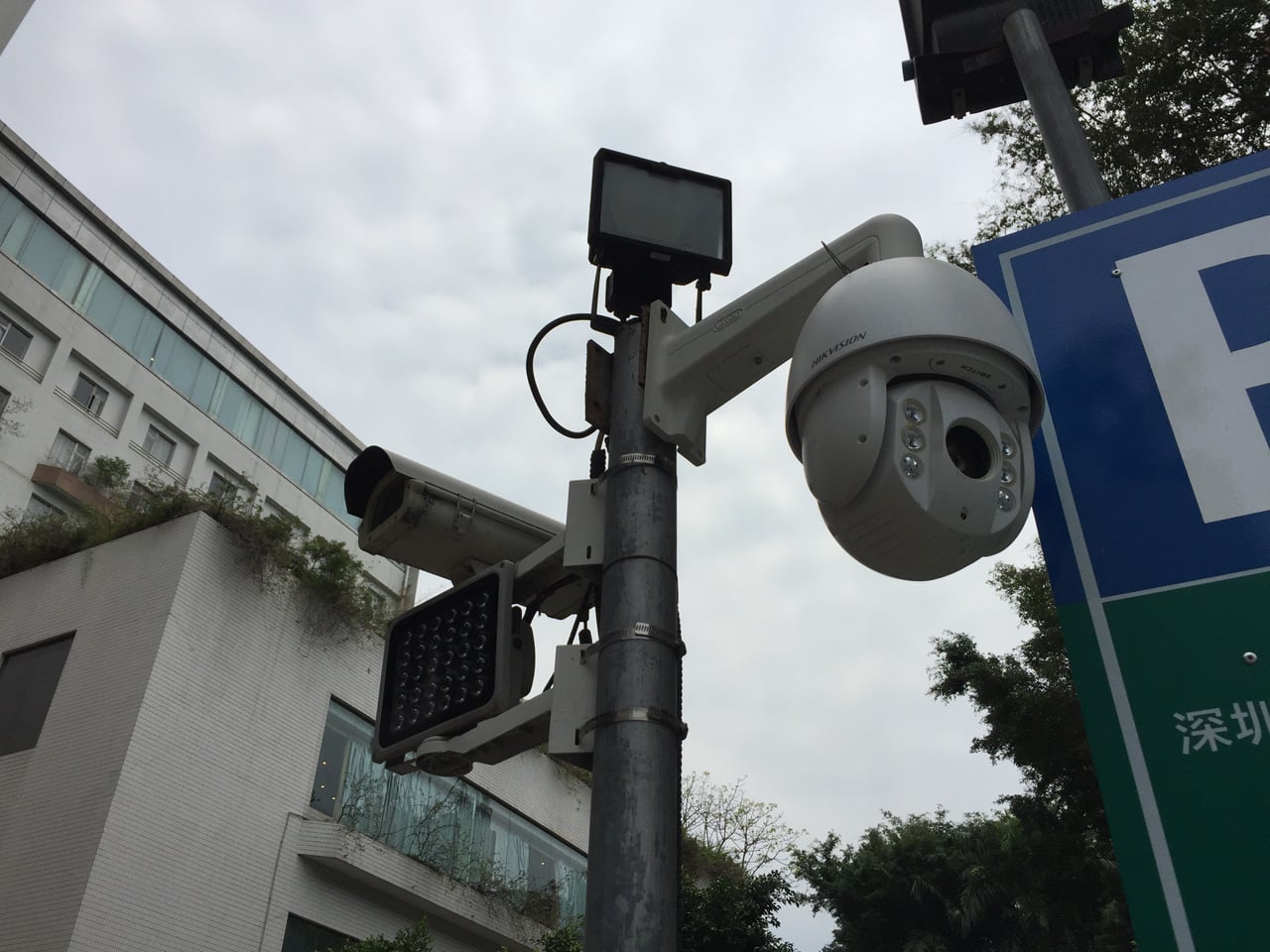 Bezpečné a chytré, nebo sledující město?