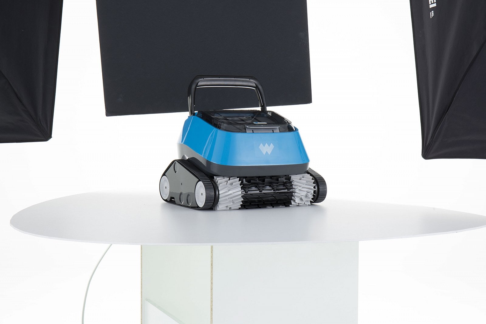 Ta největší je zabudovaná v zemi a vejde se na ni osobní auto. V Česku jiná tak veliká neexistuje.