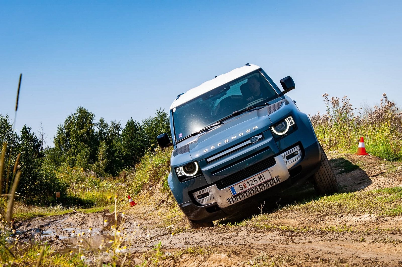 2020-10-lr-defender-v-terenu-4.jpg