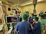 Novou léčebnou metodu provedl bronchologický tým Pneumologické kliniky 1. LF UK z FTN pod vedením přednostky Martiny Koziar Vašákové společně s primářem kliniky Luďkem Stehlíkem a týmem bronchologických sester pod vedením Marcely Martínkové.
