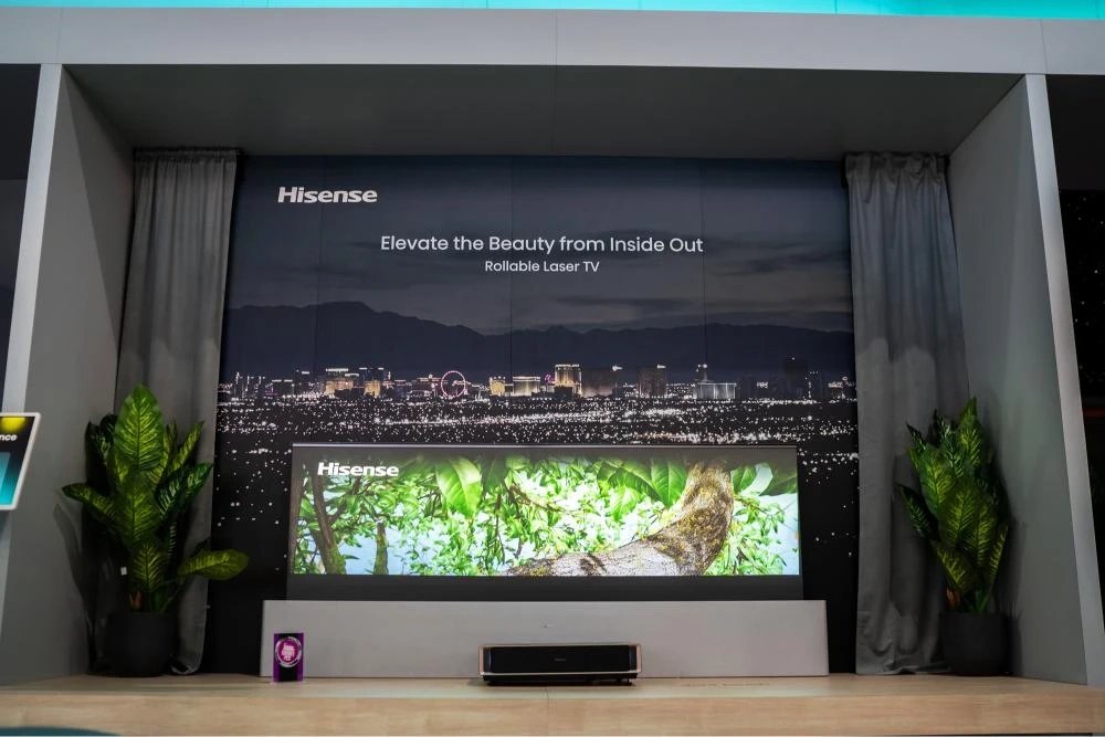 Rolovací laserová TV. Jedním dotykem ji zasunete do podstavce, ze kterého pak v případě potřeby zase vyjede.