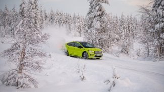 Náhledový obrázek - Elektromobilistům nastávají krušné časy. Elektromobily v mrazu ztrácejí až 40 % dojezdu a nabíjí se velmi pomalu