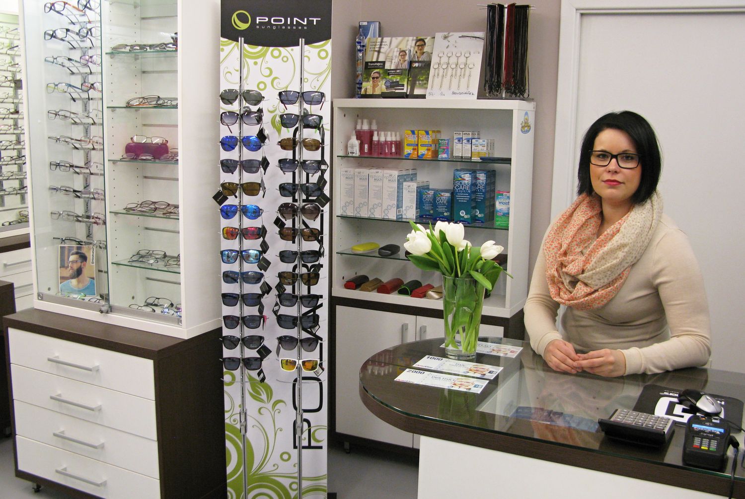 3. Když už se rozhodnete investovat do značkových brýlí, je škoda nevyužít další z jejich bonusů – odborníka. Při prodeji vám poradí, který typ je pro vás a vaše účely vhodný.