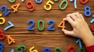 Mnoho číslic, ze kterých ruka vybrala 2024.