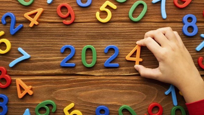 Mnoho číslic, ze kterých ruka vybrala 2024.