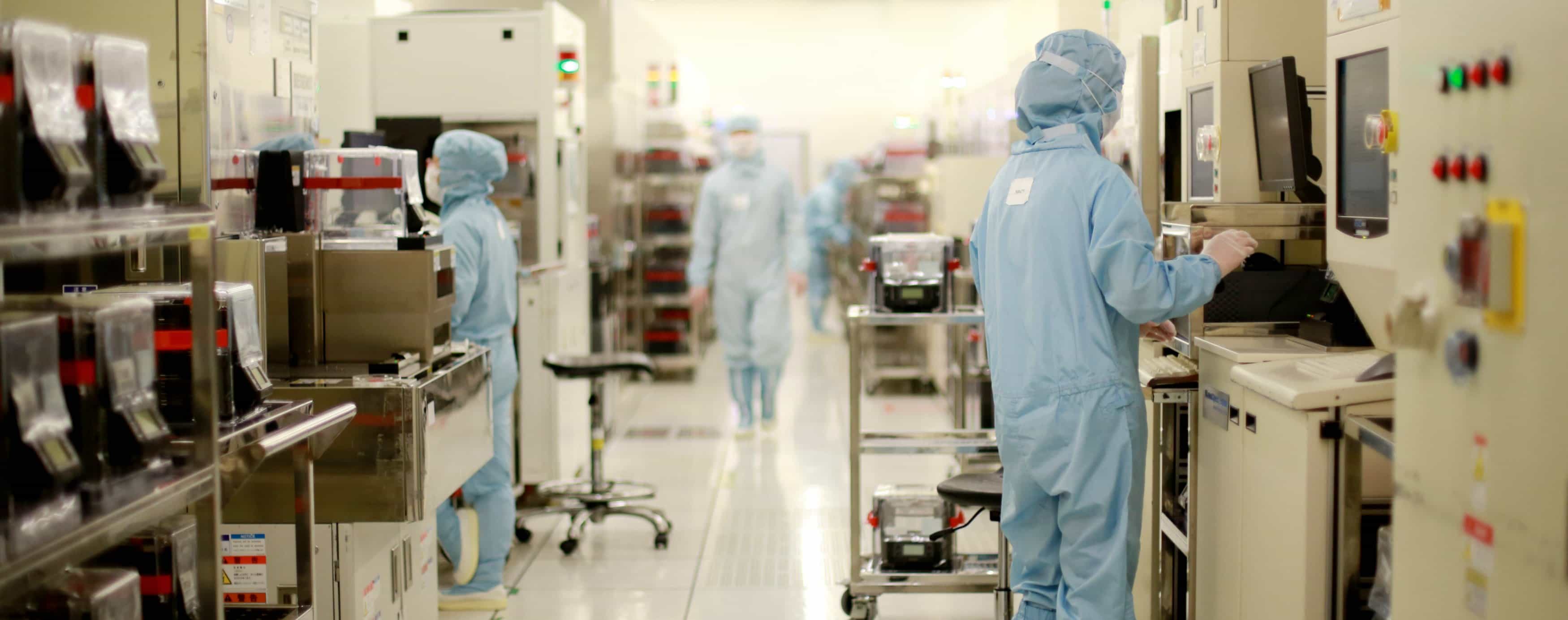 Práce v cleanroomu polovodičové továrny SMIC