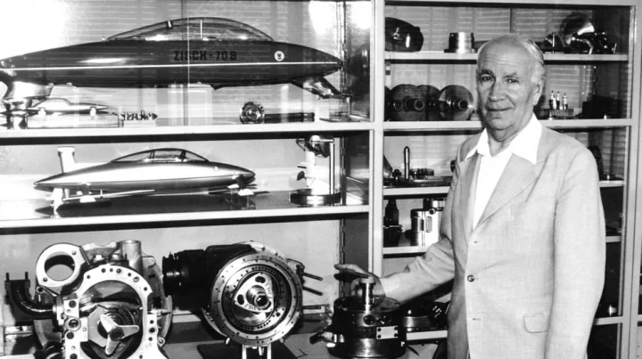 Vynálezce Felix Wankel vedle prototypů a modelů svého rotačního motoru a návrhů vozidel, která měla přinést budoucnost