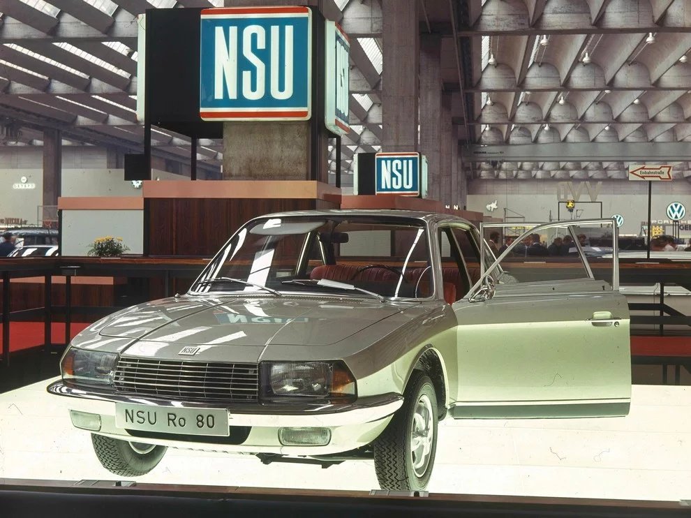 Tovární fotograf takto zvěčnil jeden z trojice premiérových Ro80 ještě než se otevřely brány frankfurtského autosalónu 1967