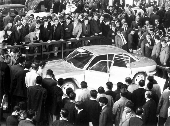 Novinářský den při premiéře Ro80 v září 1967 ve Frankfurtu. Lidé vzadu asi nemají moc šancí něco spatřit…