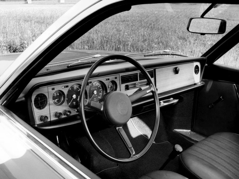 Příkladně uspořádaný přístrojový štít – vizitka německé automobilové konstrukční školy oněch časů
