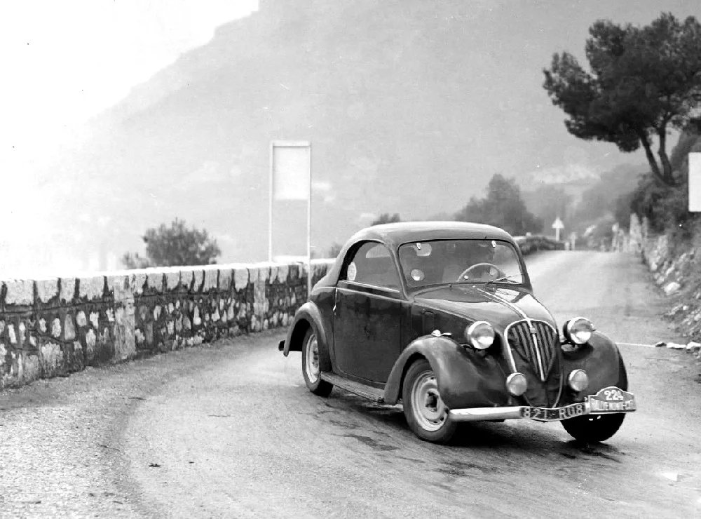 Simca 8 byla ve skutečnosti jen minimálně upraveným Fiatem 1100. Do výroby se dostala v roce 1938, poslední exempláře odešly do historie šest let po válce. Na snímku je vzácný model kupé během Rallye Monte Carlo ročníku 1950