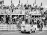 Účast stáje Gordini ve čtyřiadvacetihodinovce LeMans se stala záležitostí prestiže. Na snímku je ve známé předstartovní pozici Simca Gordini. Závod se jel v roce 1950