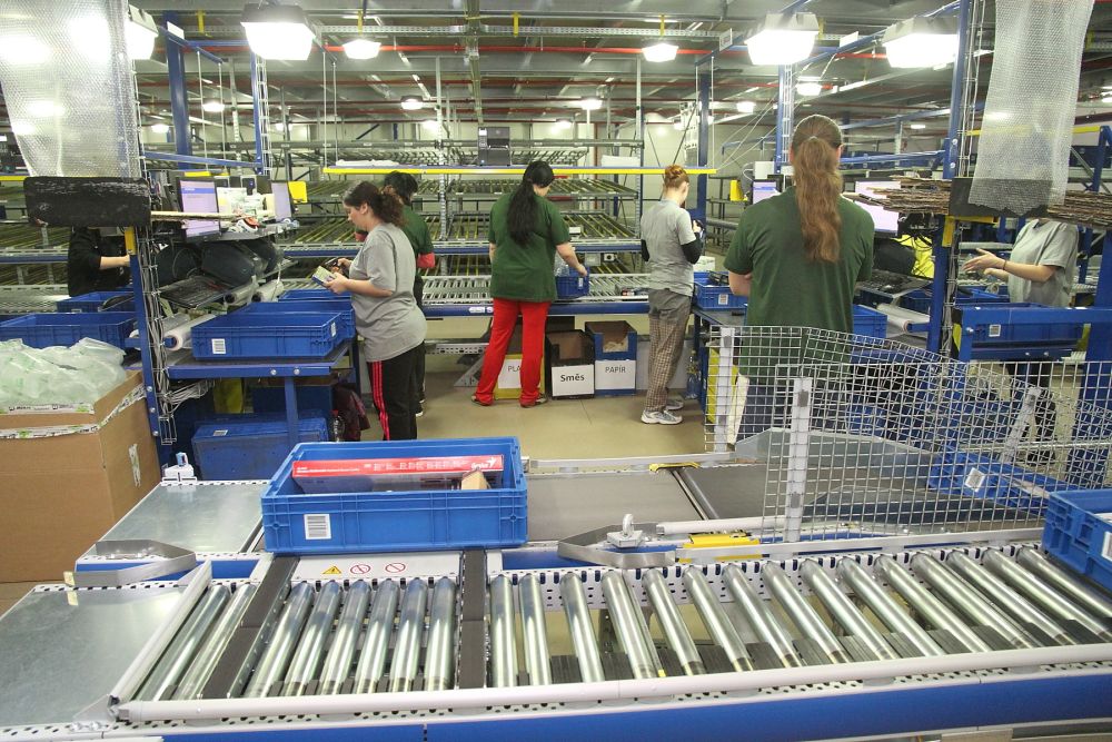 Třetinu zaměstnanců skladu tvoří ženy. Podle Žůrka jsou pečlivější než muži a tak většinou pracují jako baličky zboží.