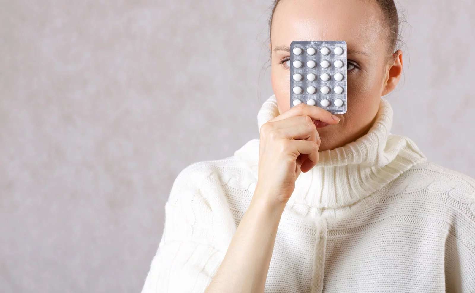V případě virové infekce bývá léčba obvykle symptomatická. Ulevit si můžete různými obklady, pastilkami nebo kloktadly v kombinaci s klidovým režimem. Jiné je to pak u potvrzené bakteriální infekce, kde je běžné podávání antibiotik.