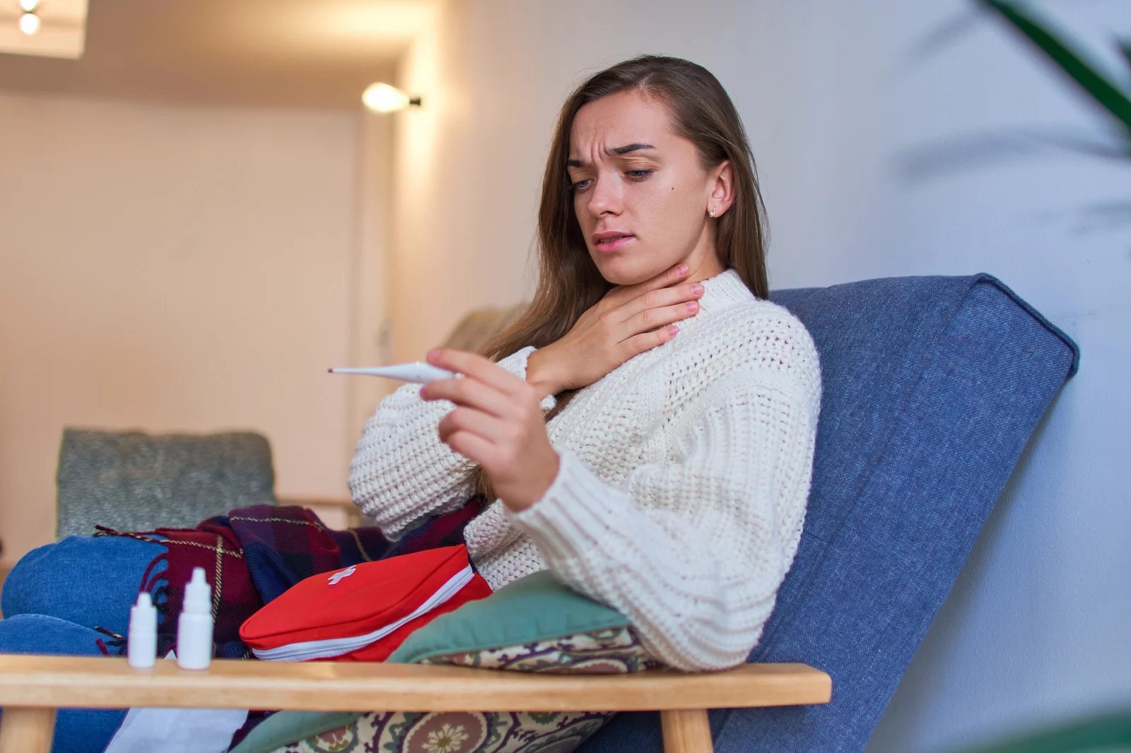Trápí vás bolest při polykání a ještě navíc máte zarudlou sliznici hltanu nebo další symptomy? Na vině je nejspíš akutní faryngitida, kdy hltan bývá překrvený vlivem infekce. Nemoc občas doprovází i dráždění ke kašli nebo řezání v krku.