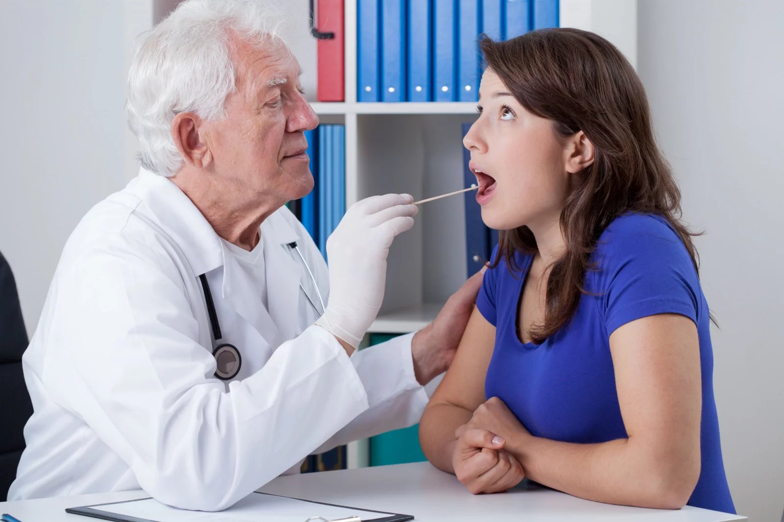 Doktor z oddělení ORL dokáže po výtěru z krku nebo případně po vyšetření CRP z krve stanovit, zda se jedná o infekci virového, nebo bakteriálního původu. V souvislosti s nemocí může lékař vedle krku prohlédnout i jiné části těla, například oční spojivky.