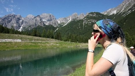 Náhledový obrázek - Konec roamingu přijde už v červnu. EU se shodla na velkoobchodních cenách