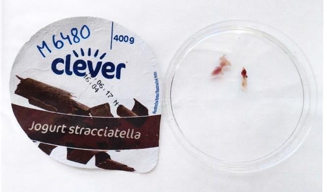 Výrobna EKOMILK, Frýdek-Místek: Jogurt stracciatella Clever - ve vzorku byly zjištěny 2 kousky jiné ochucující složky šedorůžové barvy.