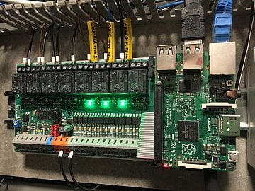 Deska UniPi komunikuje s Raspberry Pi, podporovány jsou všechny tři verze.