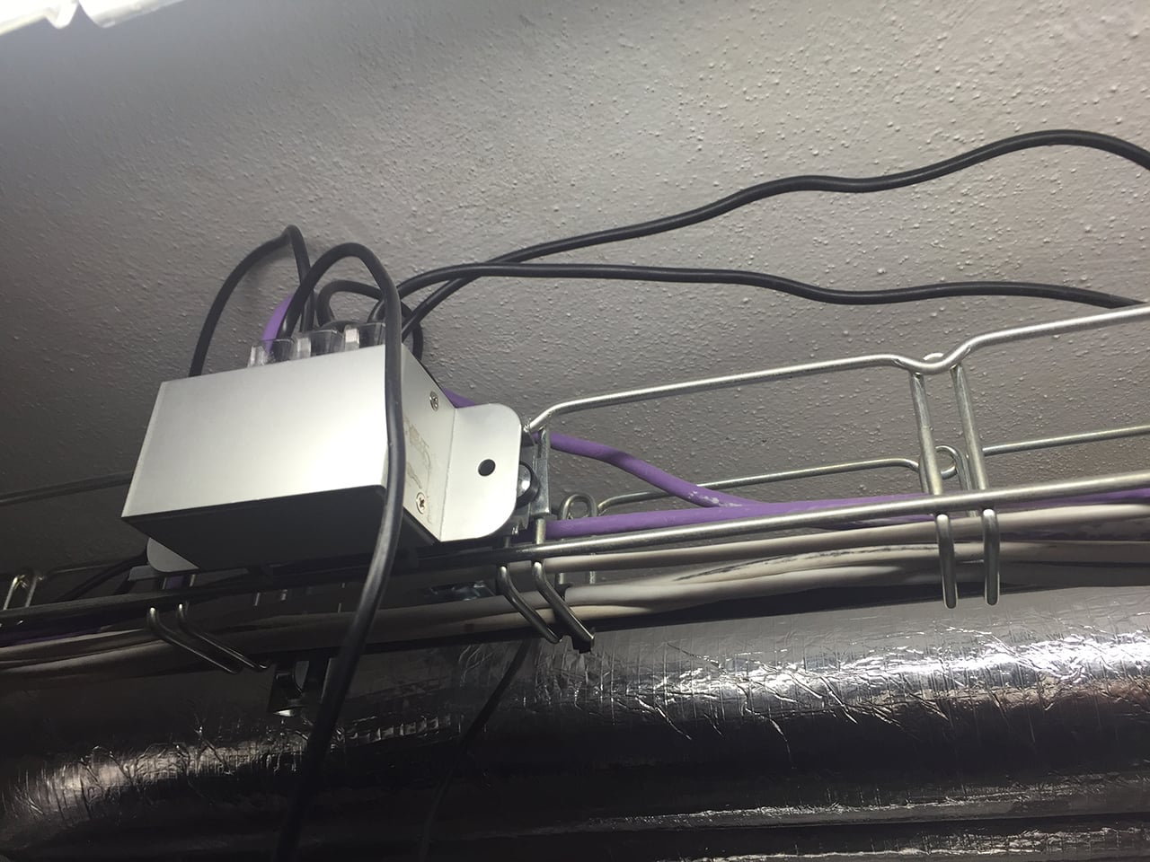 Rozvod ethernetu, přes který se komunikuje.