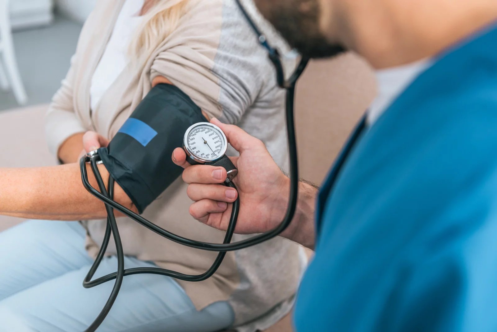 Přerušovaný půst pomáhá s hubnutím například tím, že reguluje chutě k jídlu a zvyšuje pocit plnosti. Tomuto typu stravování se přisuzuje též snížení krevního tlaku nebo srovnání hladiny cukru v krvi.