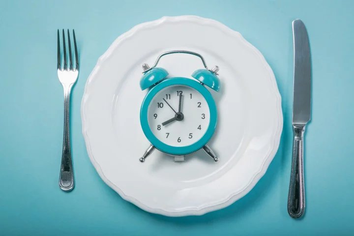 Přerušovaný půst je dietní režim založený na střídání dvou cyklů, kterými jsou doba půstu a doba jídla. Tato metoda určuje hodiny během dne, kdy je možné jíst.