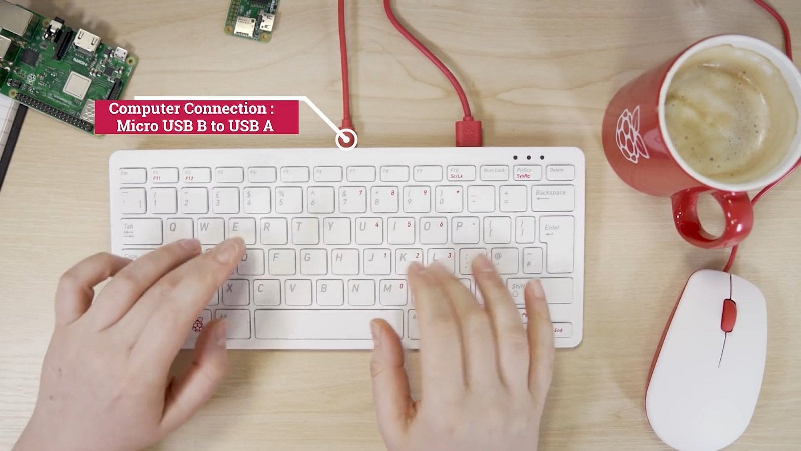 Klávesnici připojíte pomocí kabelu micro USB a USB-A.