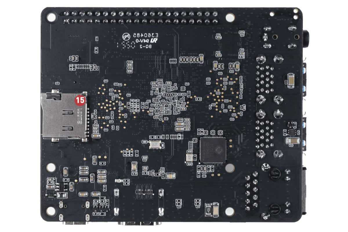 Z druhé strany: 15. slot pro microSD
