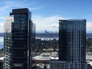 Výhled na Seattle z kanceláří VMwaru v sousedícím městě Bellevue