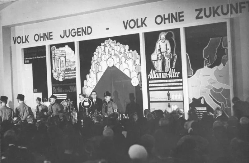 Vernisáž výstavy Die Frau, Frauenleben und -wirken in Familie, Haus und Beruf (Ženy: život žen, jejich role v rodině, doma a v práci) v Kaiserdammu, 18. března 1933