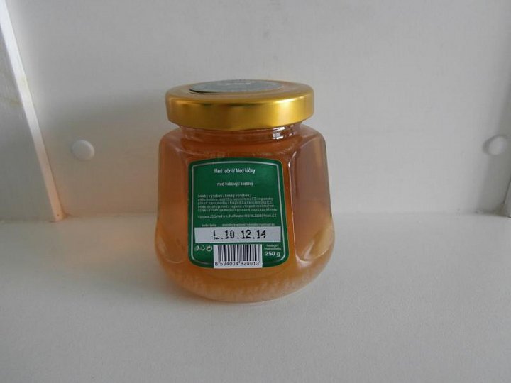 Med obsahoval vyšší množství hydroxymethylfurfuralu. Tato látka vzniká např. při vyšších teplotách během zpracování medu. Výrobce: JSG med a.s., Plzeň