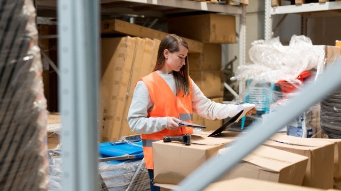 Mzdy, logistika, skladník