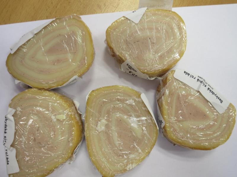 Beskydská sýrová roláda. Kategorie: Nebezpečné potraviny. Nevyhovující parametr: plísně okem viditelné. Na povrchu potraviny se vyskytovaly kolonie plísní bílé a zelené barvy. Při kontrole nebyly zjištěny nevyhovující teplotní podmínky skladování tohoto výrobku. Výrobek neměl prošlé datum použitelnosti. Výrobce: MILKEFFEKT, s.r.o., Praha 9. Distributor: ALIMPEX FOOD a.s., Praha. Místo kontroly: AHOLD Czech Republic, a.s., Prostějov