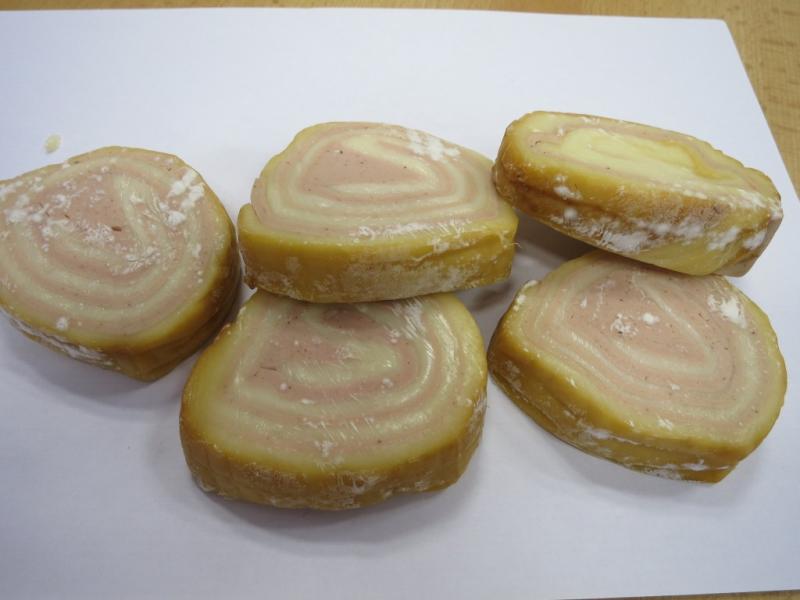 Beskydská sýrová roláda. Kategorie: Nebezpečné potraviny. Nevyhovující parametr: plísně okem viditelné. Na povrchu potraviny se vyskytovaly kolonie plísní bílé a zelené barvy. Při kontrole nebyly zjištěny nevyhovující teplotní podmínky skladování tohoto výrobku. Výrobek neměl prošlé datum použitelnosti. Výrobce: MILKEFFEKT, s.r.o., Praha 9. Distributor: ALIMPEX FOOD a.s., Praha. Místo kontroly: AHOLD Czech Republic, a.s., Prostějov