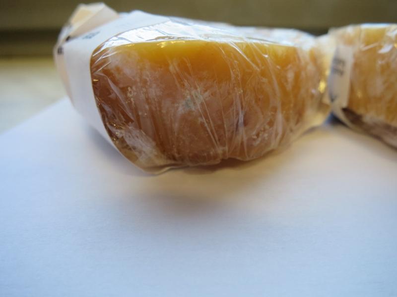 Beskydská sýrová roláda. Kategorie: Nebezpečné potraviny. Nevyhovující parametr: plísně okem viditelné. Na povrchu potraviny se vyskytovaly kolonie plísní bílé a zelené barvy. Při kontrole nebyly zjištěny nevyhovující teplotní podmínky skladování tohoto výrobku. Výrobek neměl prošlé datum použitelnosti. Výrobce: MILKEFFEKT, s.r.o., Praha 9. Distributor: ALIMPEX FOOD a.s., Praha. Místo kontroly: AHOLD Czech Republic, a.s., Prostějov