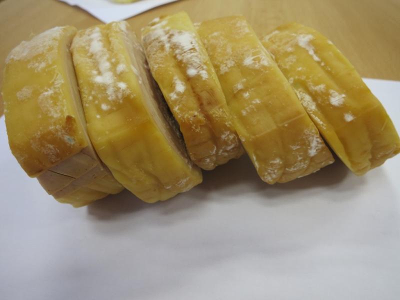 Beskydská sýrová roláda. Kategorie: Nebezpečné potraviny. Nevyhovující parametr: plísně okem viditelné. Na povrchu potraviny se vyskytovaly kolonie plísní bílé a zelené barvy. Při kontrole nebyly zjištěny nevyhovující teplotní podmínky skladování tohoto výrobku. Výrobek neměl prošlé datum použitelnosti. Výrobce: MILKEFFEKT, s.r.o., Praha 9. Distributor: ALIMPEX FOOD a.s., Praha. Místo kontroly: AHOLD Czech Republic, a.s., Prostějov