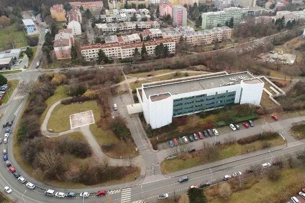 Nové národní onkologické centrum vyroste v areálu FN Motol. Konkrétně v jeho cípu, který přiléhá k Nemocnici Na Homolce. Budovy centra obklopí stávající Onkologickou kliniku (bílá budova v popředí).