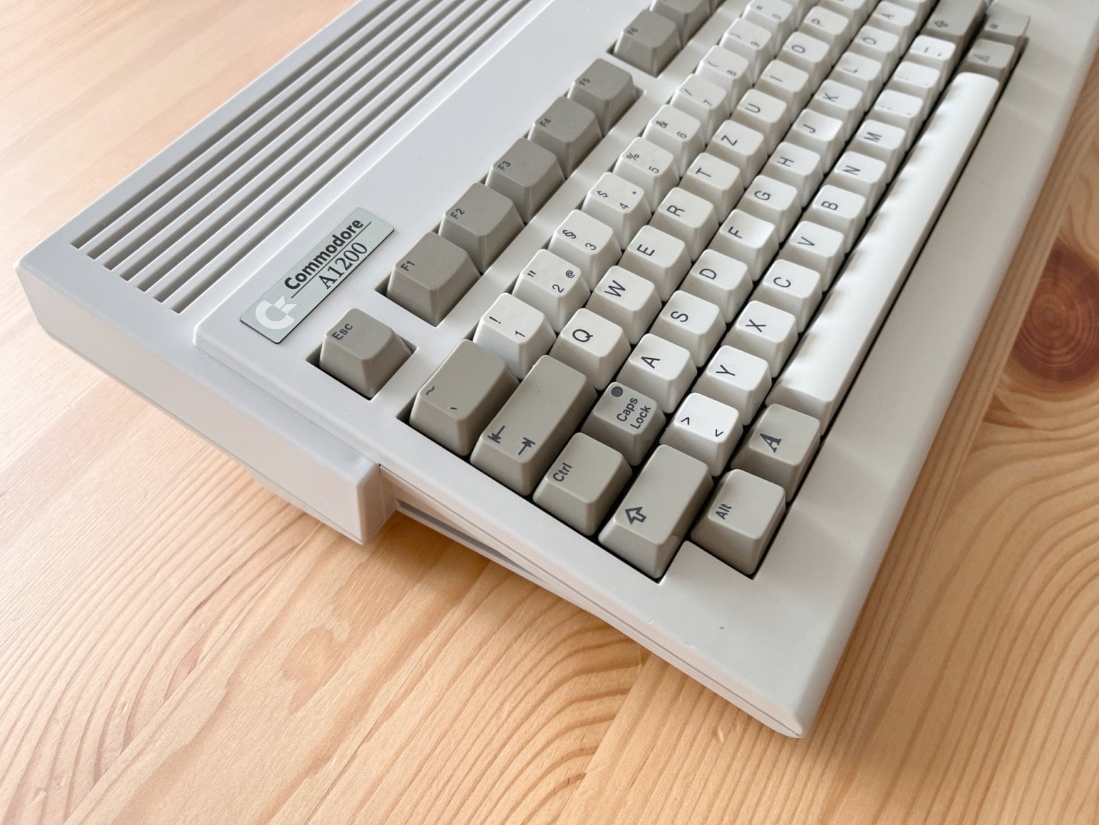 Pohled na levou stranu zařízení.