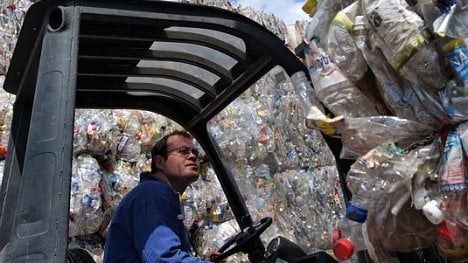 Náhledový obrázek - Válka o petky: kdo a proč brání zavedení záloh na plastové lahve