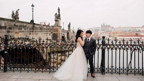 Náhledový obrázek - Pražský hrad, Eiffelovka, Benátky: nesezdaní Číňané si v Evropě pořizují svatební fotografie do foroty