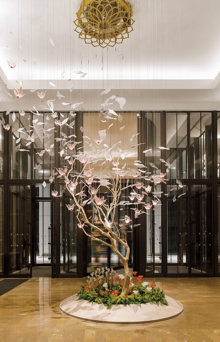 2022-04-crystal-harmony-shines-bright-in-the-lobby-of-shangri-la