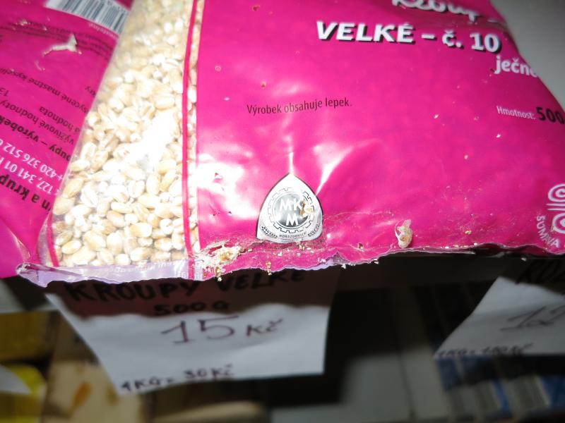 Kroupy VELKÉ - č.10 ječné. Kategorie: Nebezpečné potraviny. Nevyhovující parametr: škůdci, obal. Uvnitř všech balení byla zjištěna přítomnost molů ve všech vývojových stádiích a stopy po jejich činnosti (pavučinky, kokony). Obal potraviny byl porušený a znečištěný činností škůdců. Kontrolovaná osoba neměla zavedeny dostatečné postupy pro regulaci škůdců, výrobek byl nabízen k prodeji po uplynutí data minimální trvanlivosti. Místo kontroly: Du Chau Nguyen, Most