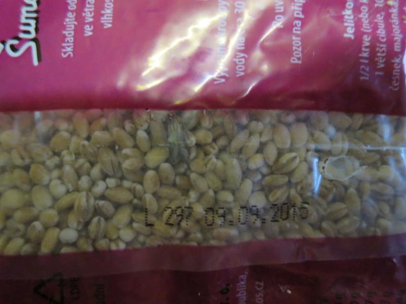 Kroupy VELKÉ - č.10 ječné. Kategorie: Nebezpečné potraviny. Nevyhovující parametr: škůdci, obal. Uvnitř všech balení byla zjištěna přítomnost molů ve všech vývojových stádiích a stopy po jejich činnosti (pavučinky, kokony). Obal potraviny byl porušený a znečištěný činností škůdců. Kontrolovaná osoba neměla zavedeny dostatečné postupy pro regulaci škůdců, výrobek byl nabízen k prodeji po uplynutí data minimální trvanlivosti. Místo kontroly: Du Chau Nguyen, Most