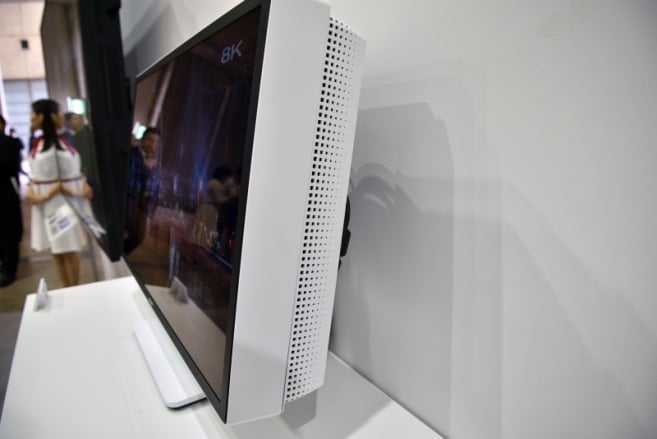 Prototyp 8K monitoru Sharp z roku 2016 na 27palcové úhlopříčce (Zdroj: PC Watch)