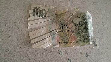 Bankovka, kterou nám poslal čtenář Měšce – zničená skartovačkou.